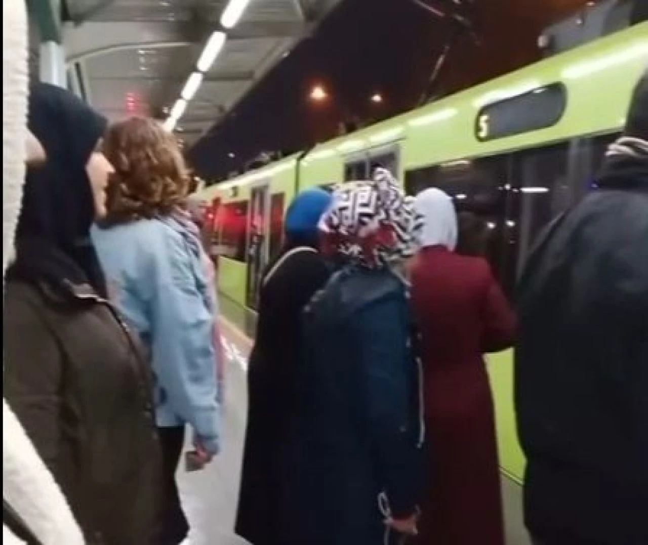 Fırtına sonrası ilginç görüntüler! Vatandaşlar neye uğradığını şaşırdı - 1. Resim