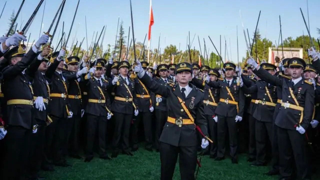 Hulusi Akar'dan 'teğmenler' iddiaları sonrası Nevşin Mengü ve Ümit Özdağ'a suç duyurusu: 'Hesap soracağız' - 1. Resim