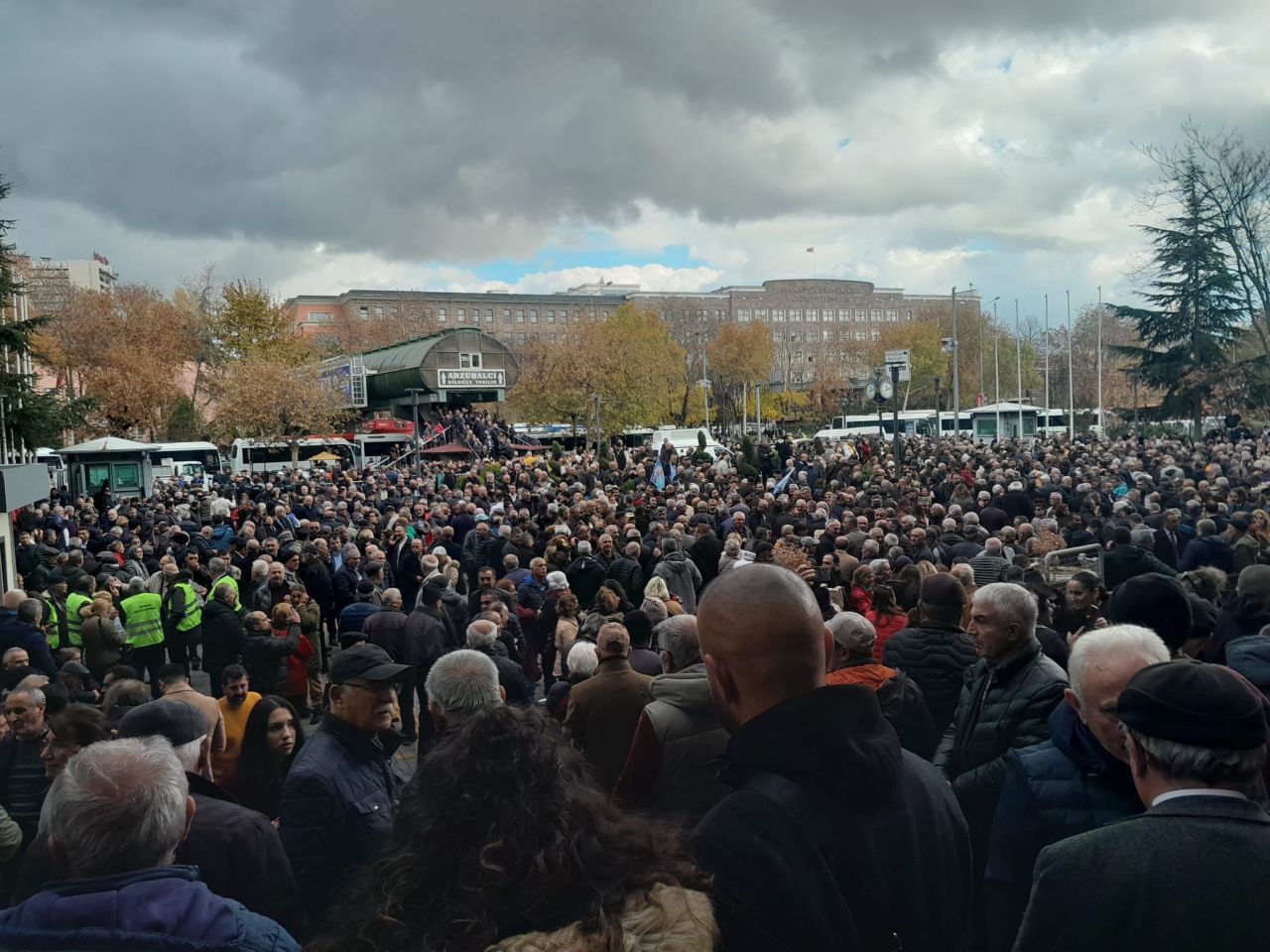 Kemal Kılıçdaroğlu hakim karşısında! Adliye önü miting alanına dönüştü, eski ortağını yerden yere vurdu - 1. Resim