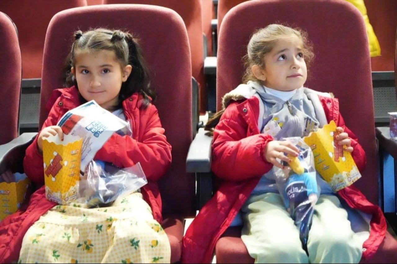 Muş polisi 2 bin 600 öğrenciye sinema keyfi yaşattı!