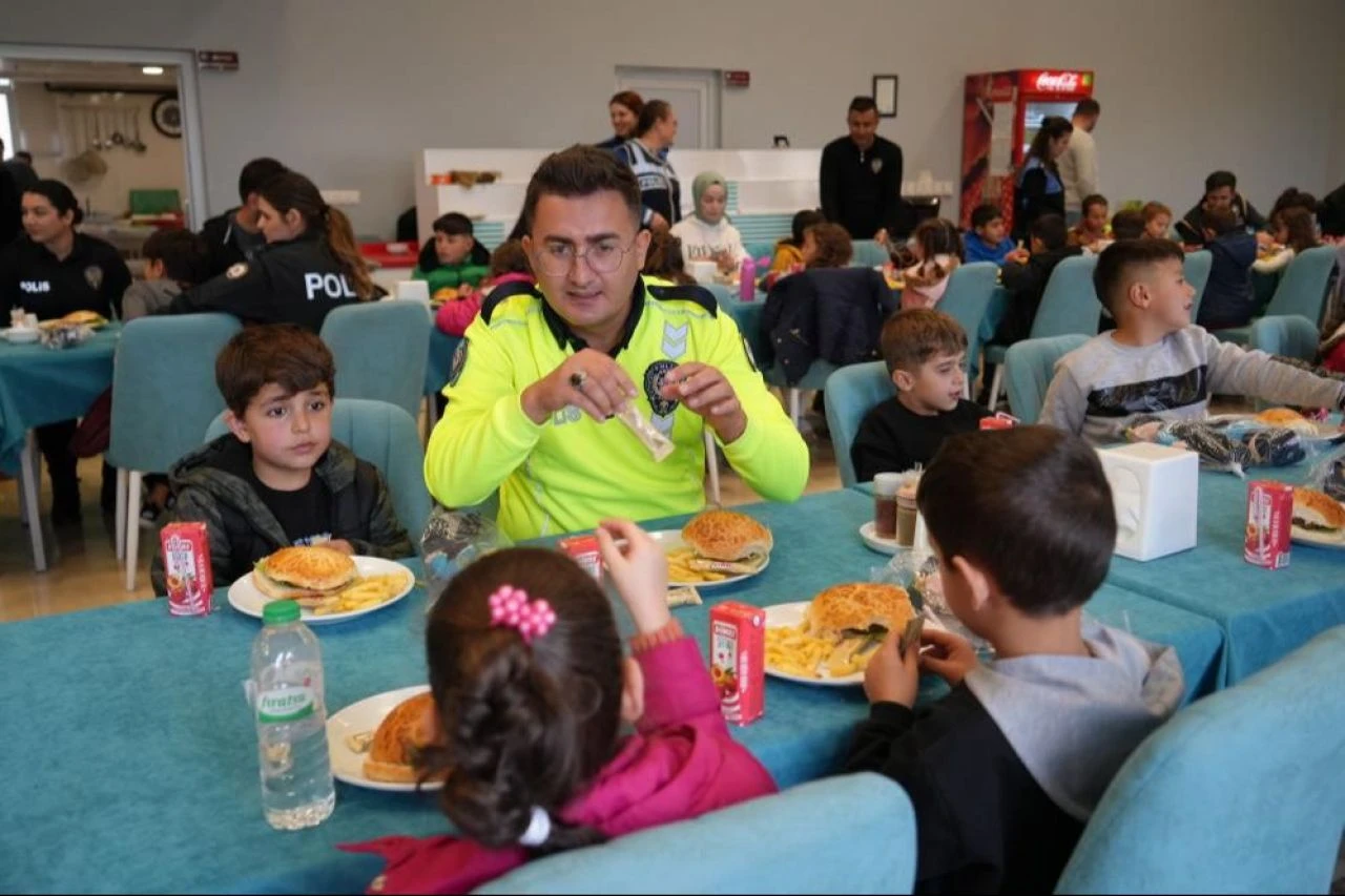 Muş polisi 2 bin 600 öğrenciye sinema keyfi yaşattı!