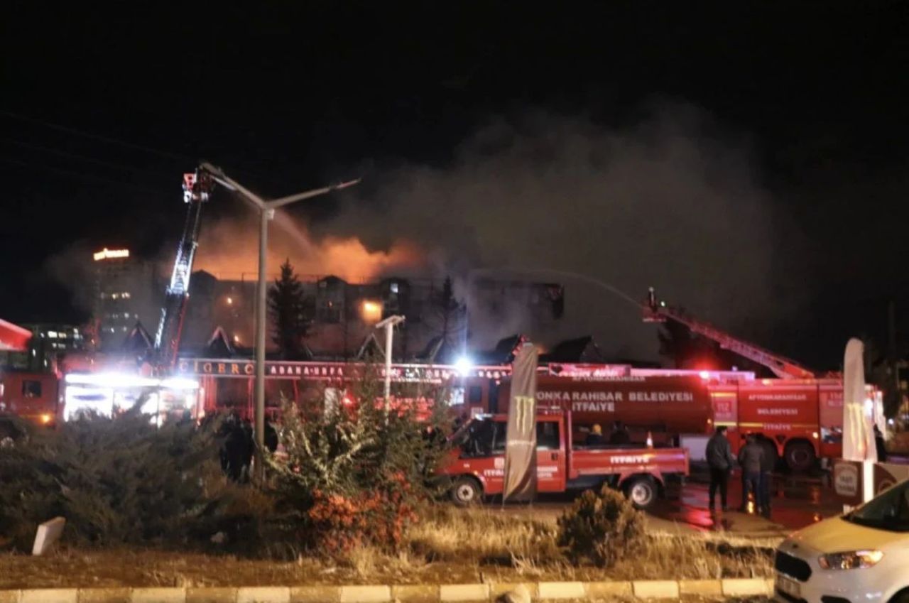 Restoran yangınında kahreden detay! Telefonunu kurtarmak için alevlerin arasına daldı çıkamadı - 1. Resim