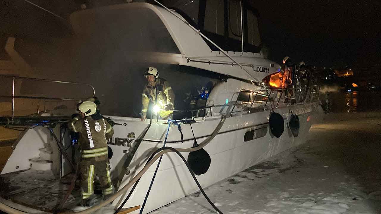 Sahilde yangın paniği! 18 metrelik lüks yat alev alev yandı - 2. Resim