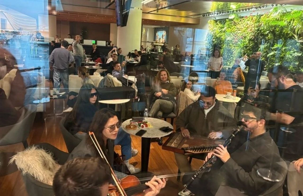 Şevval Sam rötar mağduru oldu! Havalimanında hem prova hem de yolcuları eğlendirdi - 2. Resim