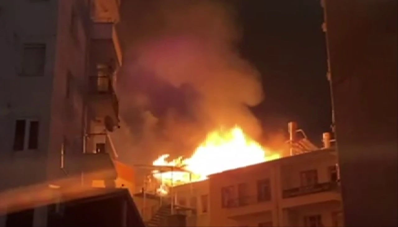 Sivas'ta dershane çatısında yangın faciası! 1 kişi hayatını kaybetti