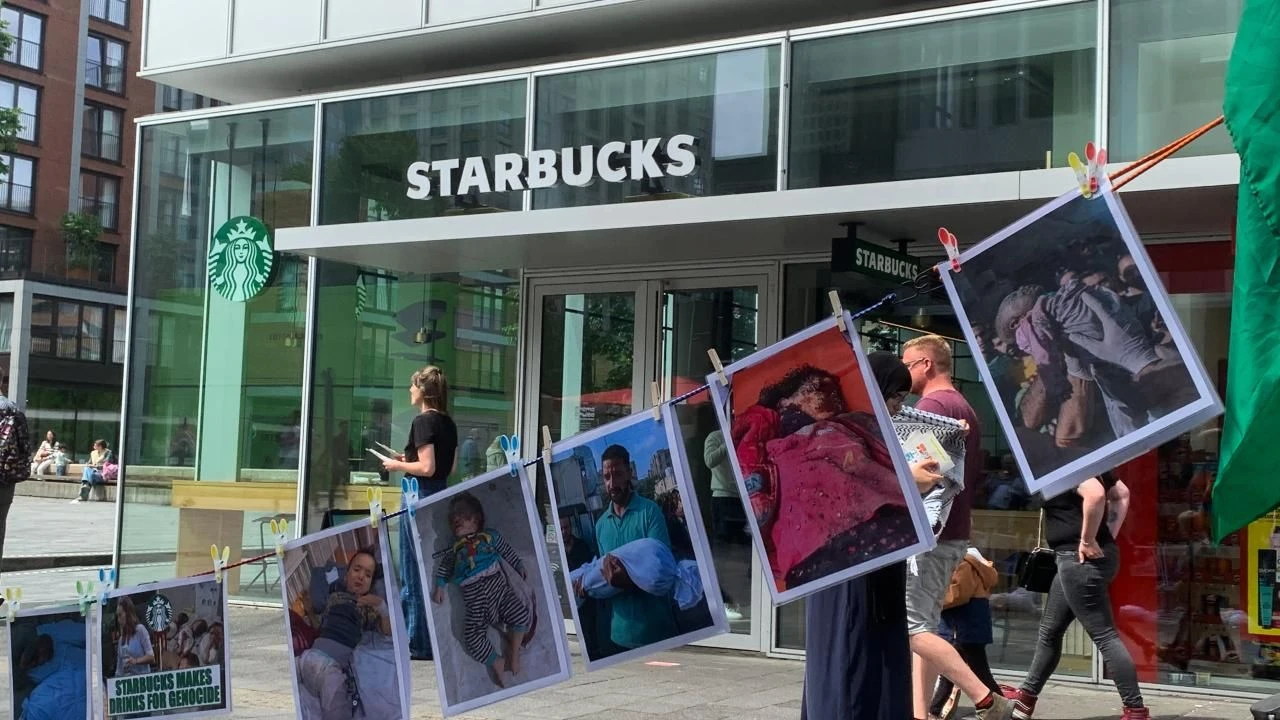Starbucks kendini aklamaya çalışıyor! Katil İsrail'e destekleri sonrası hisseleri dibi görmüştü: Her yere afiş astılar - 1. Resim