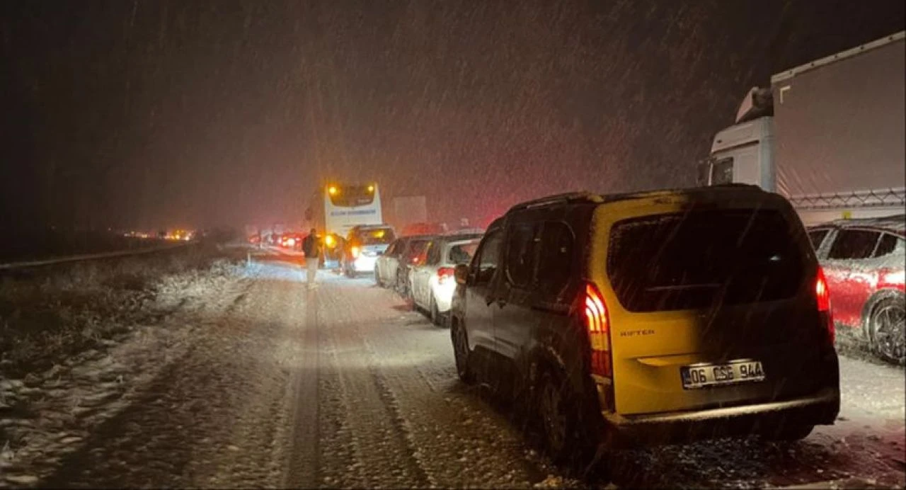 Bolu'yu kar teslim aldı! TEM'de trafik durdu  - 2. Resim