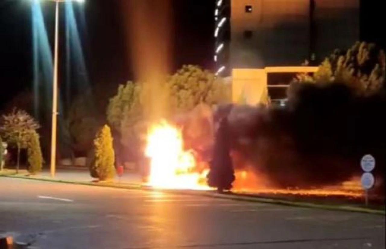 Bursa'da park halindeki midibüsü alev alev yandı!