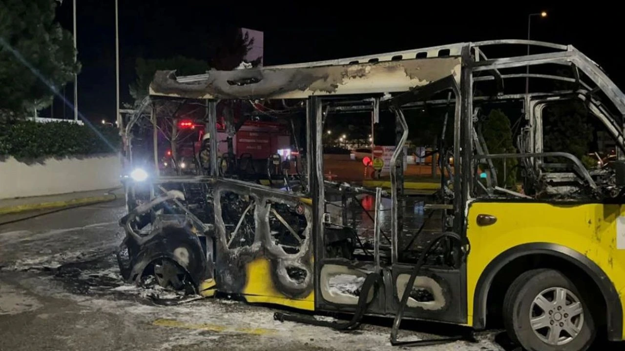 Bursa'da park halindeki midibüsü alev alev yandı!