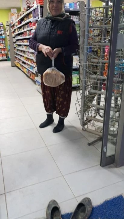 Çamurlu ayakkabılarını çıkarıp markete öyle girdi! Söyledikleri duygulandırdı, büyük takdir topladı