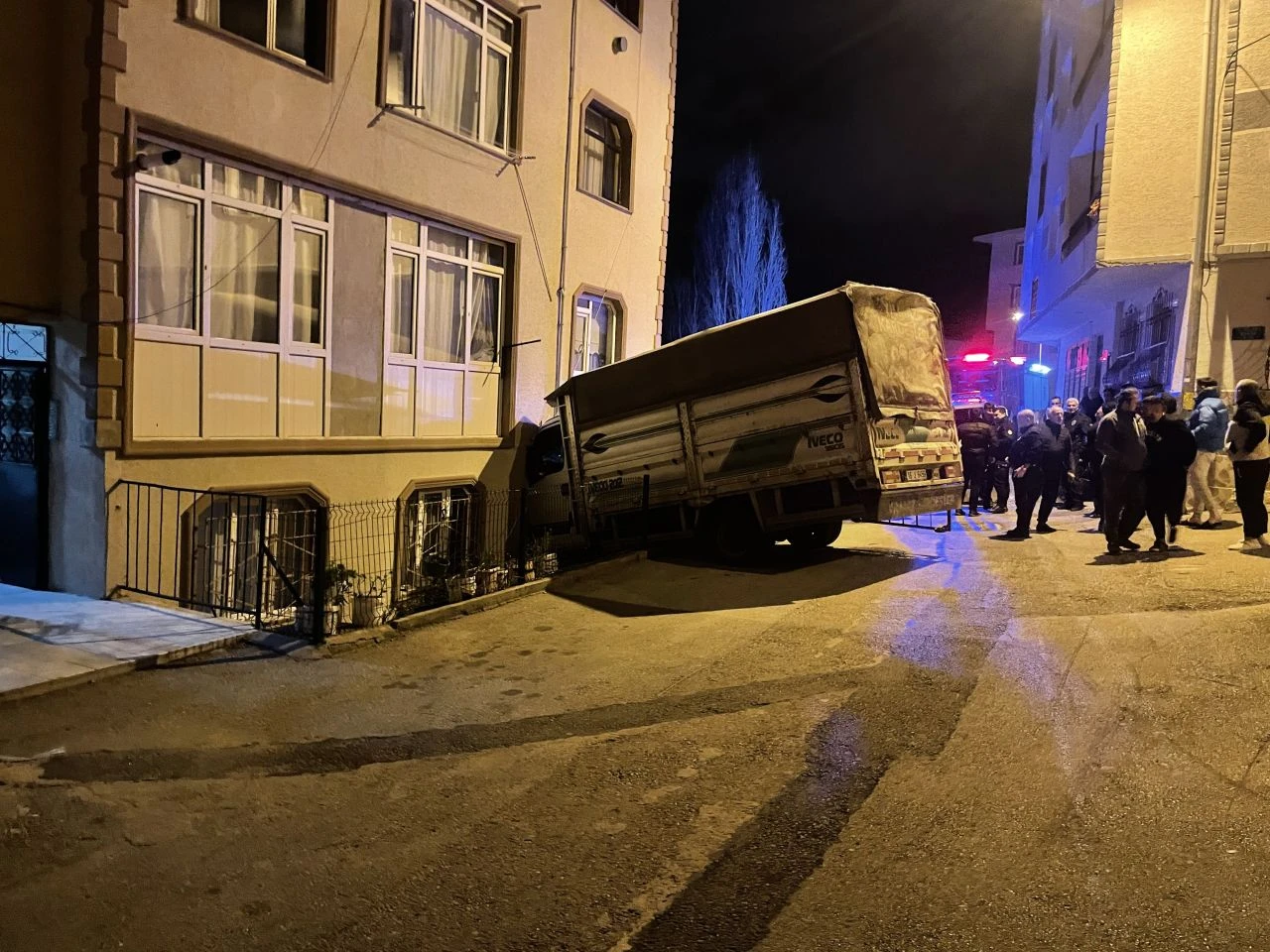 Marmara'da kuvvetli yağış ve lodos alarmı! Konsolosluk çatısından parçalar böyle koptu - 3. Resim