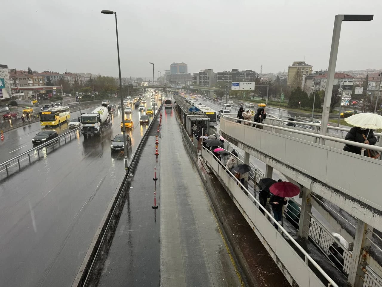 Marmara'da kuvvetli yağış ve lodos alarmı! Konsolosluk çatısından parçalar böyle koptu - 1. Resim