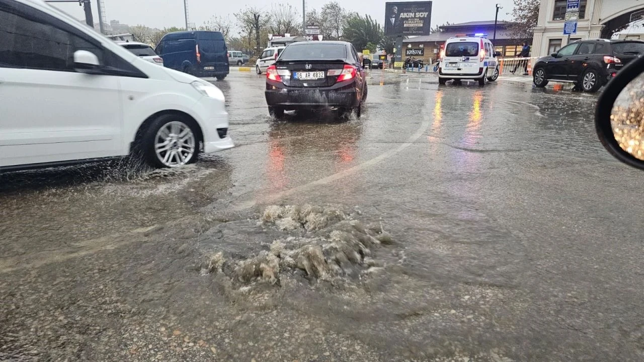 Marmara'da kuvvetli yağış ve lodos alarmı! Konsolosluk çatısından parçalar böyle koptu - 4. Resim