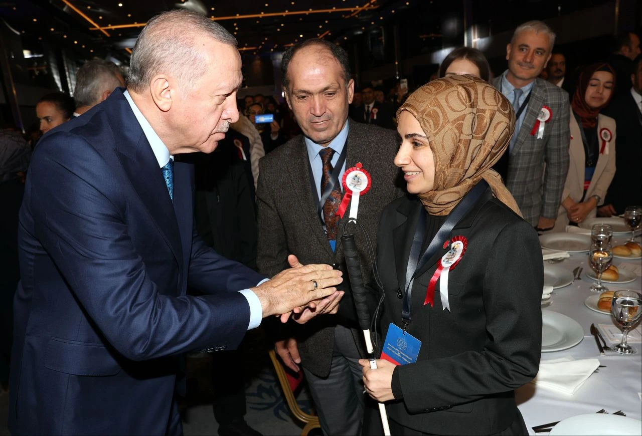 Son dakika | Cumhurbaşkanı Erdoğan: Okuyan sorgulayan kuşaklar yetiştireceğiz! - 2. Resim