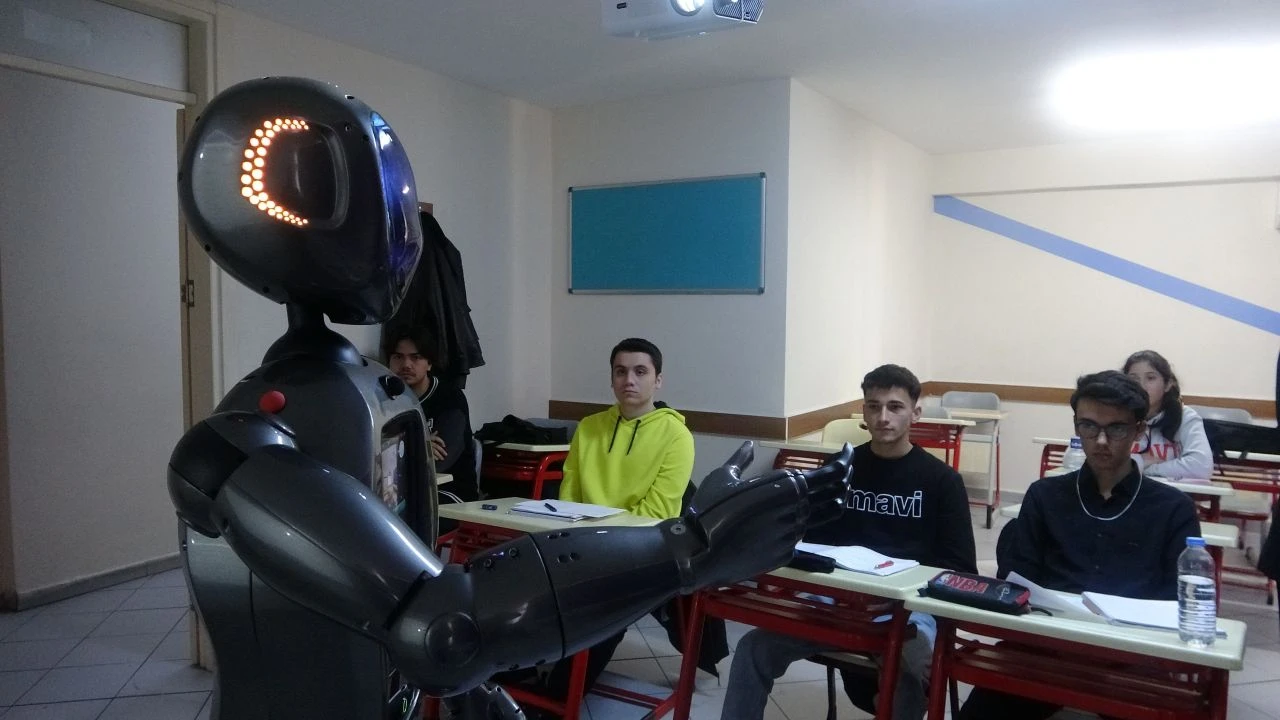 Türkiye'nin ilk insansı yapay zekalı robotu Ada öğretmen oldu, geleceğin mesleklerini sıraladı - 3. Resim
