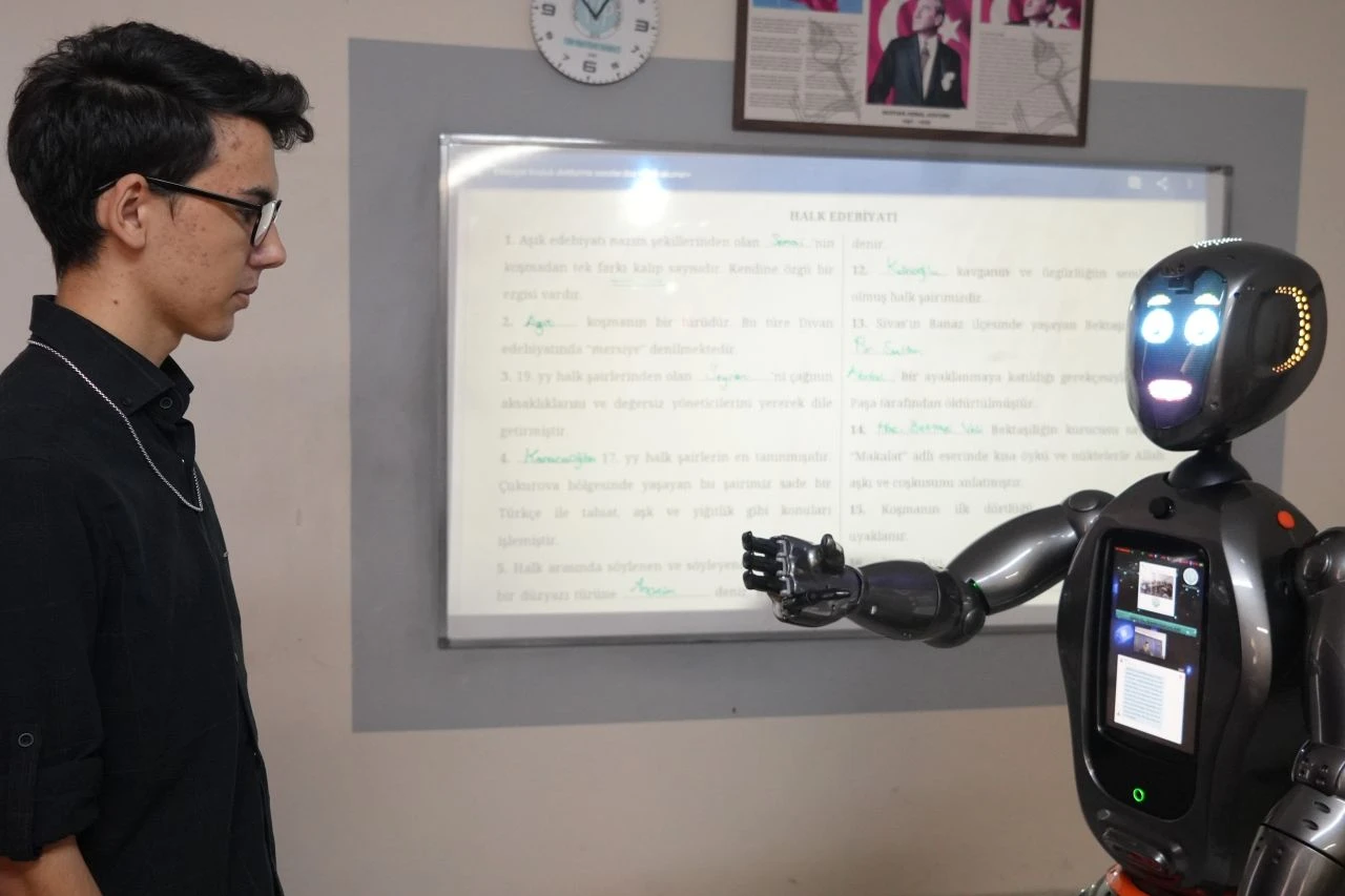 Türkiye'nin ilk insansı yapay zekalı robotu Ada öğretmen oldu, geleceğin mesleklerini sıraladı - 4. Resim
