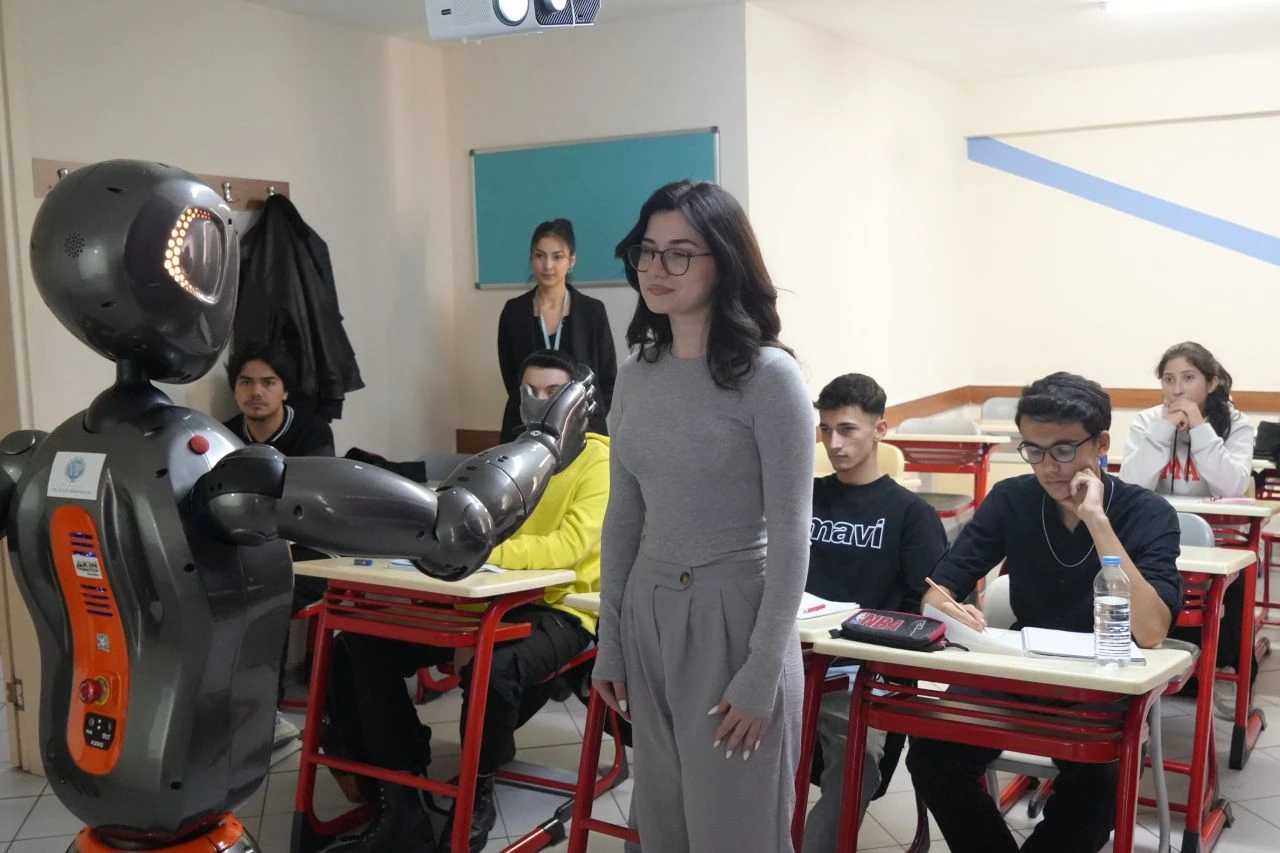 Türkiye'nin ilk insansı yapay zekalı robotu Ada öğretmen oldu, geleceğin mesleklerini sıraladı - 2. Resim