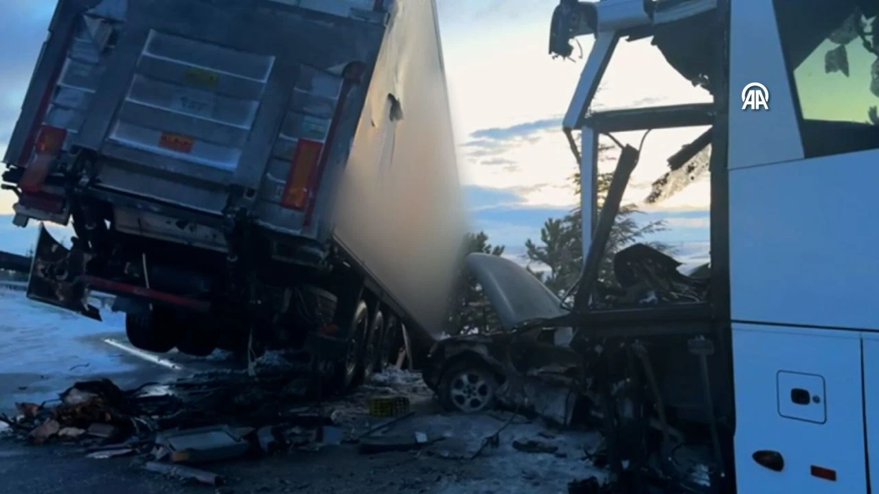 Afyonkarahisar'da zincirleme kaza! Çok sayıda yaralı var