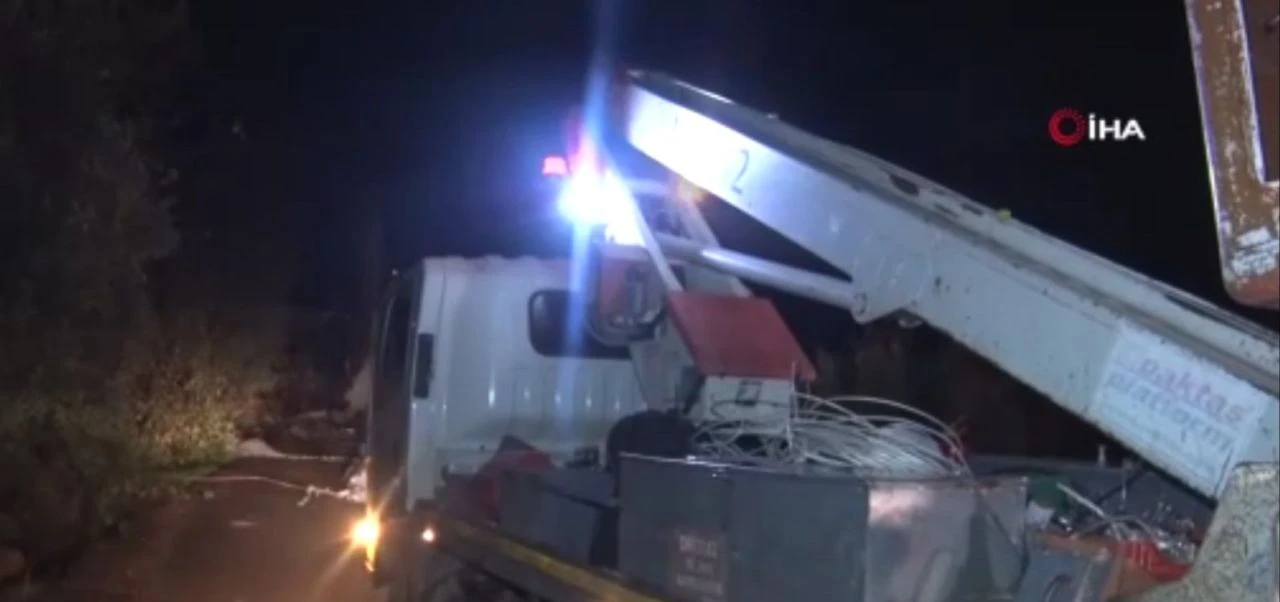 Antalya'da hortum etrafı savaş alanına çevirdi! Evler hasar gördü, seralar uçtu: