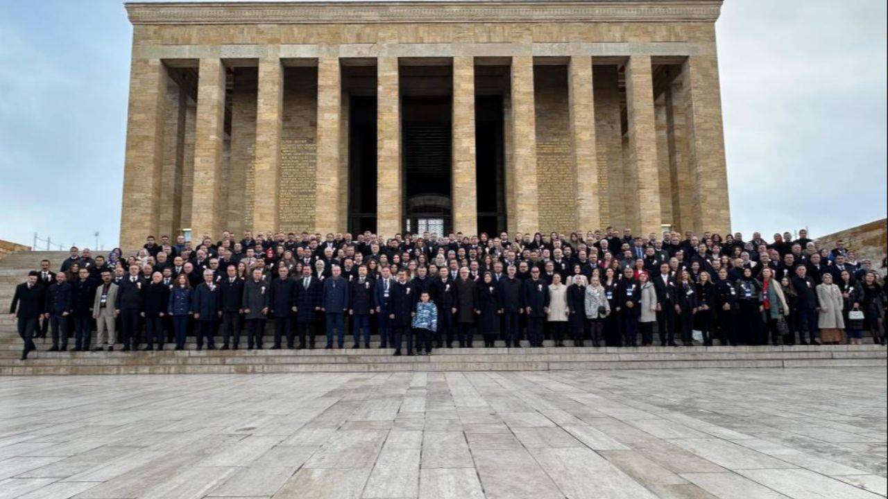 Bakan Yusuf Tekin, 81 ilden gelen öğretmenlerle Anıtkabir'i ziyaret etti