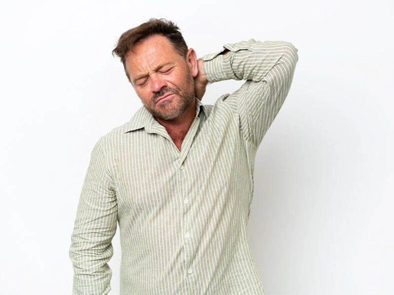 Boyun ağrısı neden olur ve nasıl geçer? Boyun ağrısına ne iyi gelir?