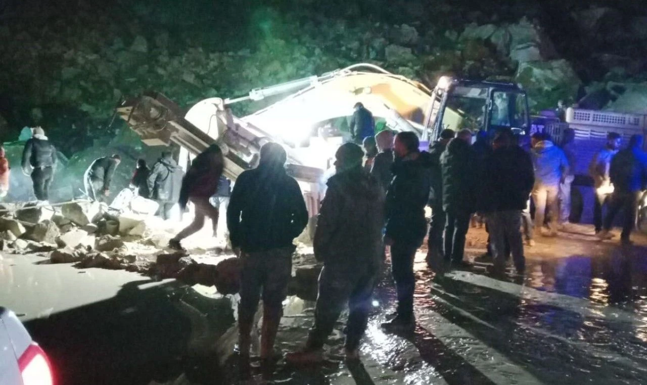 Mermer ocağında heyelan meydana geldi! İşçiler göçük altında kaldı, bir kişi hayatını kaybetti - 1. Resim