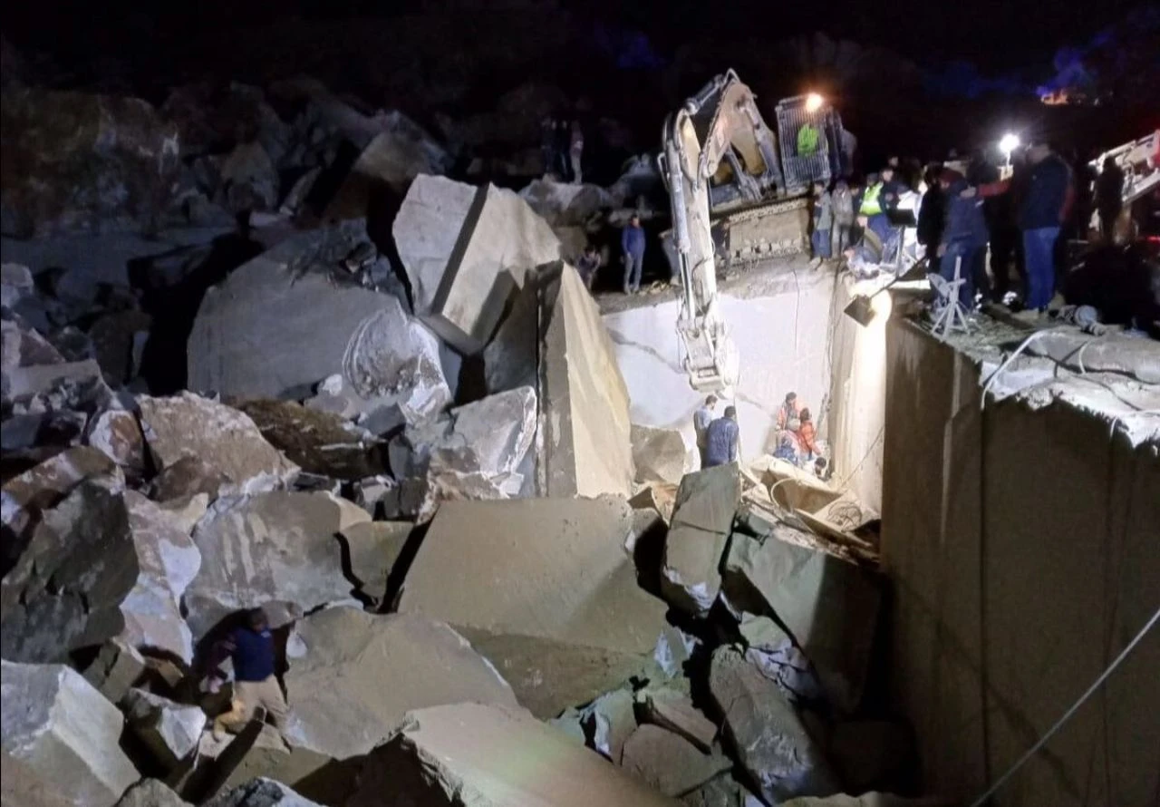 Mermer ocağında heyelan meydana geldi! İşçiler göçük altında kaldı, bir kişi hayatını kaybetti - 2. Resim