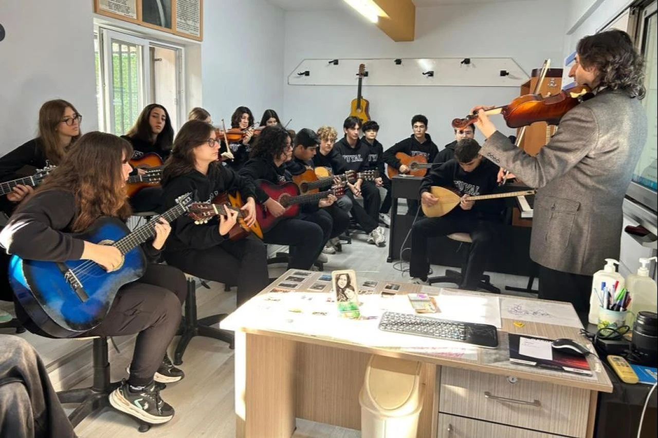 Müzik sınıfıyla öğrencilerini Türk müziğine kazandırıyor: Enstrüman olmadan başarı olmaz!