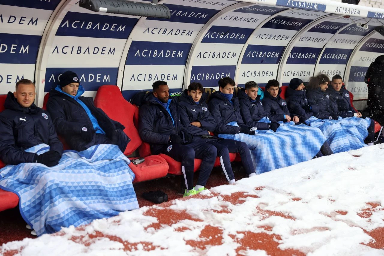 Futbolu ısıtan teklif: Kar yağışı altında maçta "çay molası" önerisi - 1. Resim