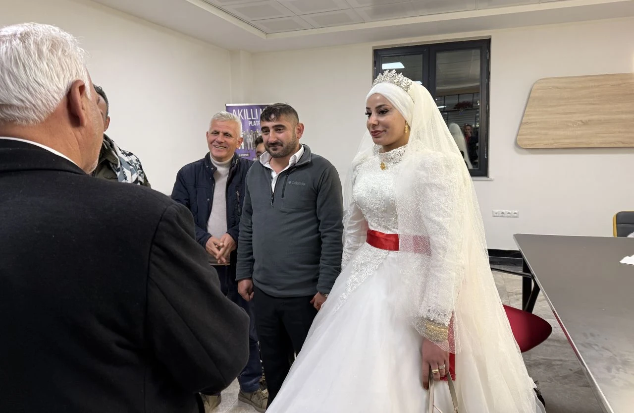 Gelin ve damat kar yüzünden mahsur kaldı! Gelinliğiyle 11 saat bekledi - 1. Resim