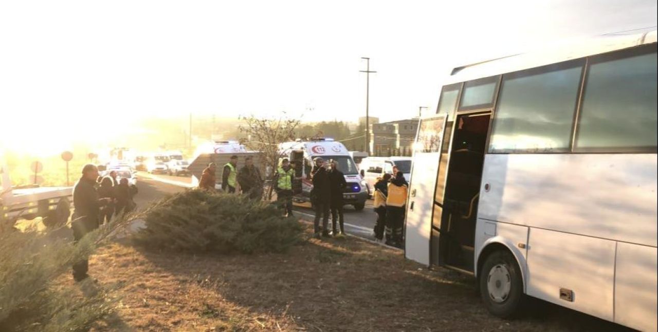 Otomobil karşı şeride daldı, servisle kafa kafaya çarpıştı: Ölü ve yaralılar var - 2. Resim