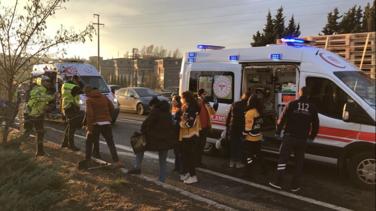 Otomobil karşı şeride daldı, servisle kafa kafaya çarpıştı: Ölü ve yaralılar var