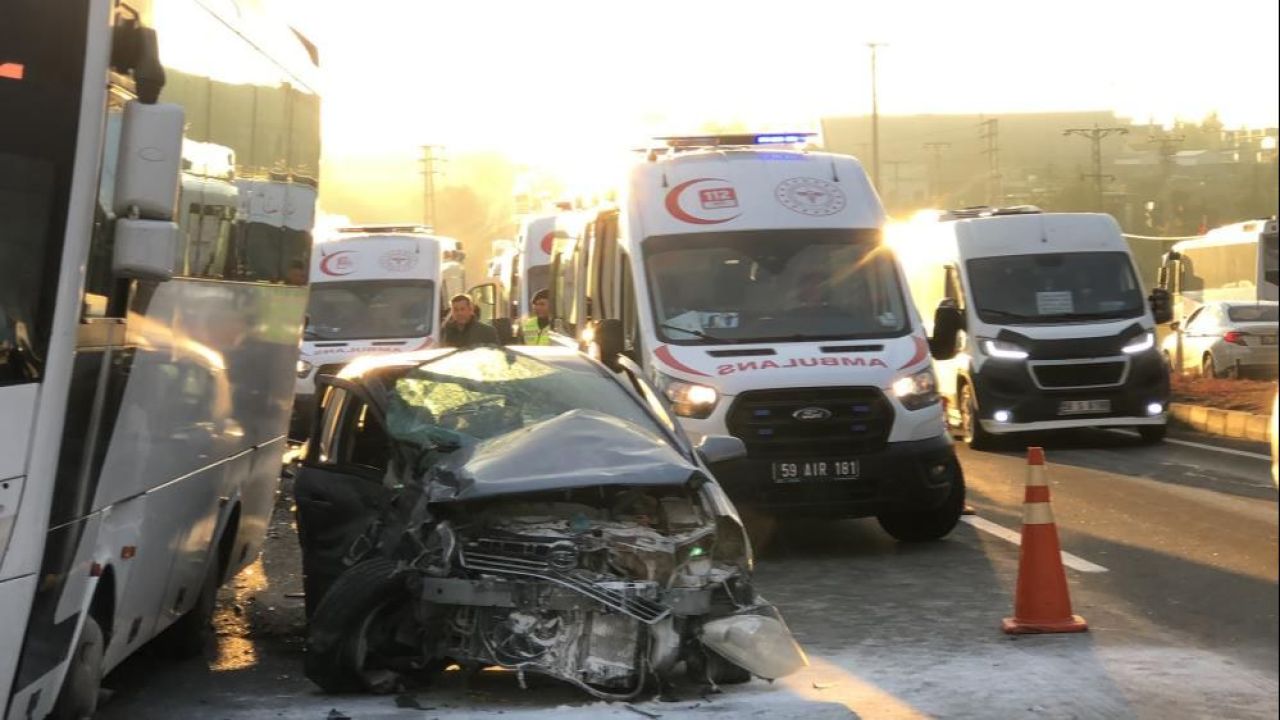 Otomobil karşı şeride daldı, servisle kafa kafaya çarpıştı: Ölü ve yaralılar var - 1. Resim