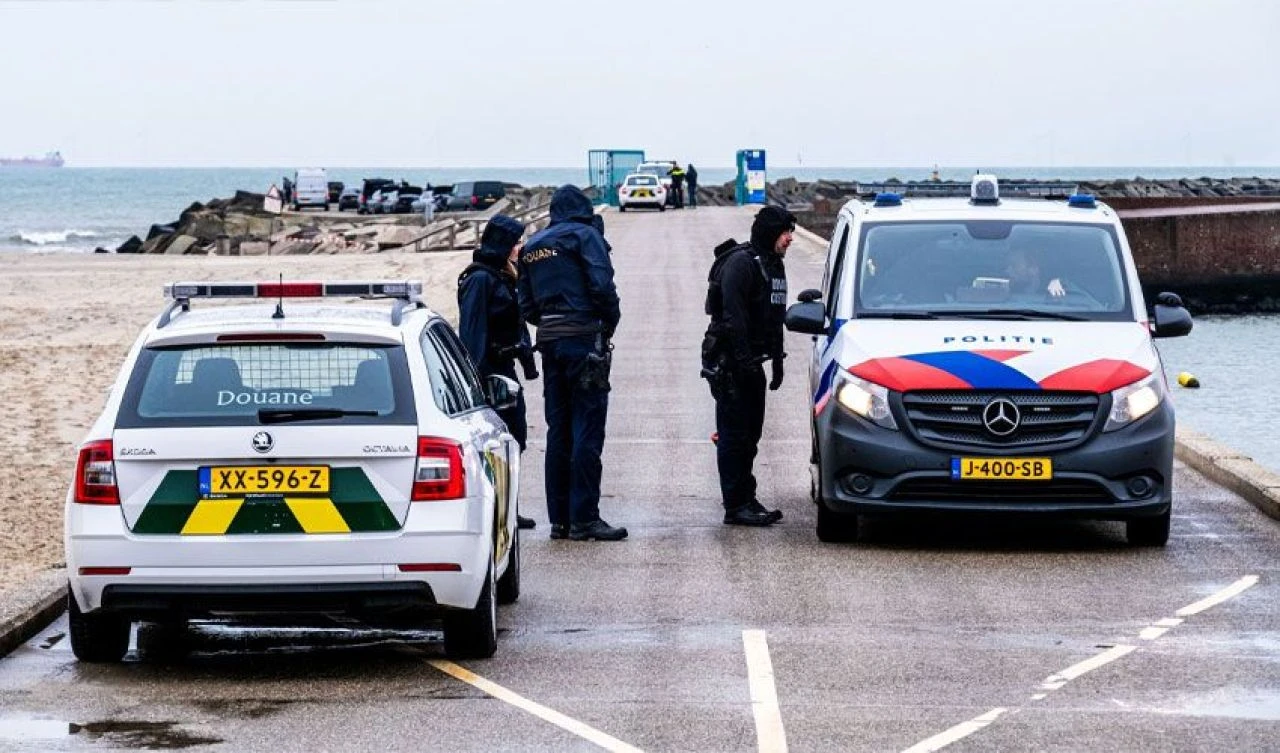 Değeri 652 milyon TL olan uyuşturucu karaya vurdu! Polis olayı anlamaya çalışırken halk paketlere saldırdı - 1. Resim