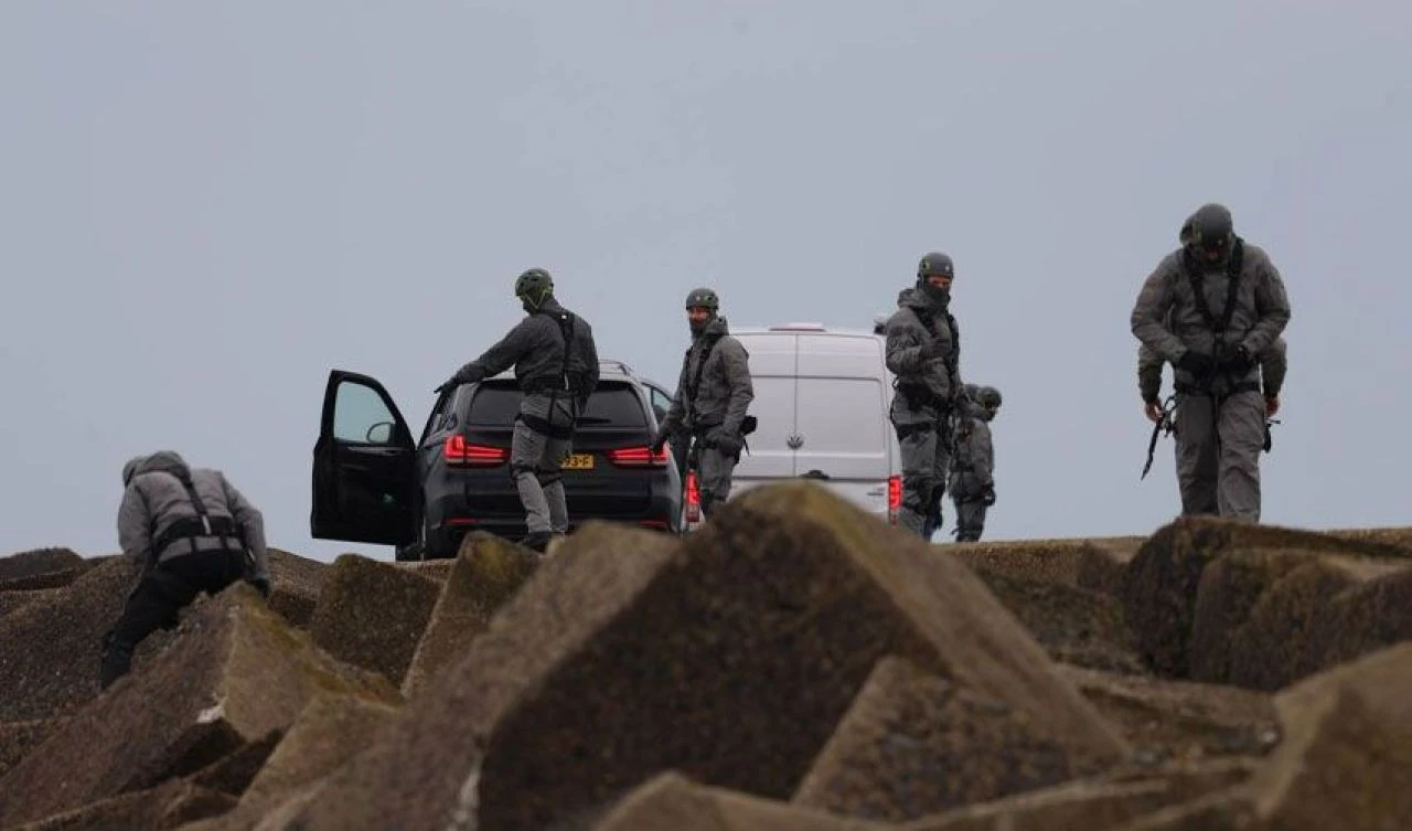 Değeri 652 milyon TL olan uyuşturucu karaya vurdu! Polis olayı anlamaya çalışırken halk paketlere saldırdı - 3. Resim