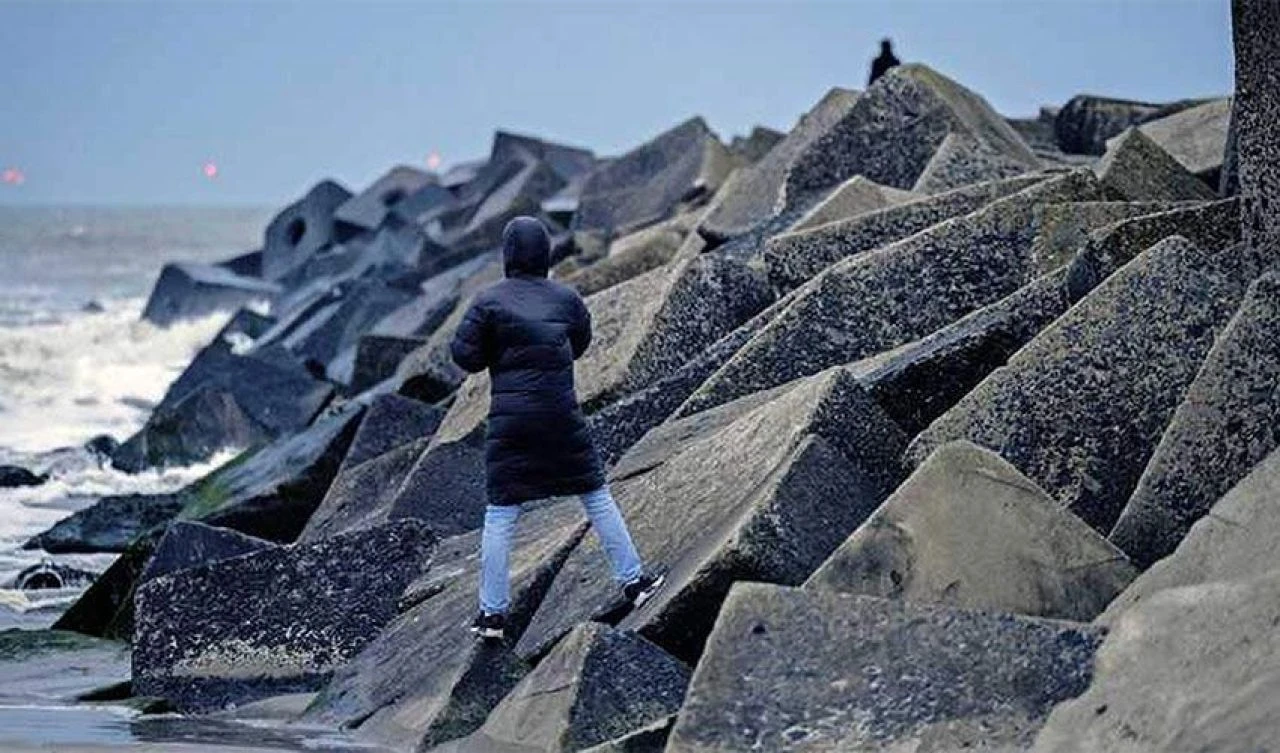 Değeri 652 milyon TL olan uyuşturucu karaya vurdu! Polis olayı anlamaya çalışırken halk paketlere saldırdı - 2. Resim