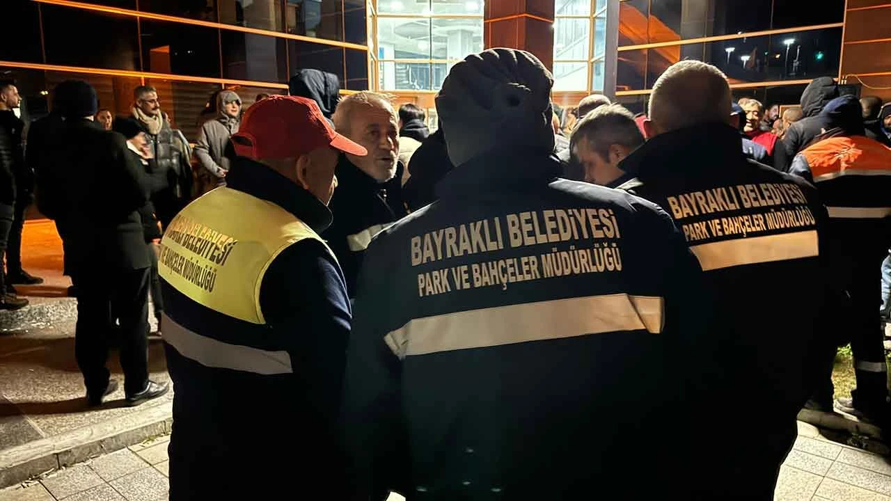 İzmir'in Bayraklı Belediyesi'nde grev! Yüzlerce işçi bir araya geldi - 2. Resim