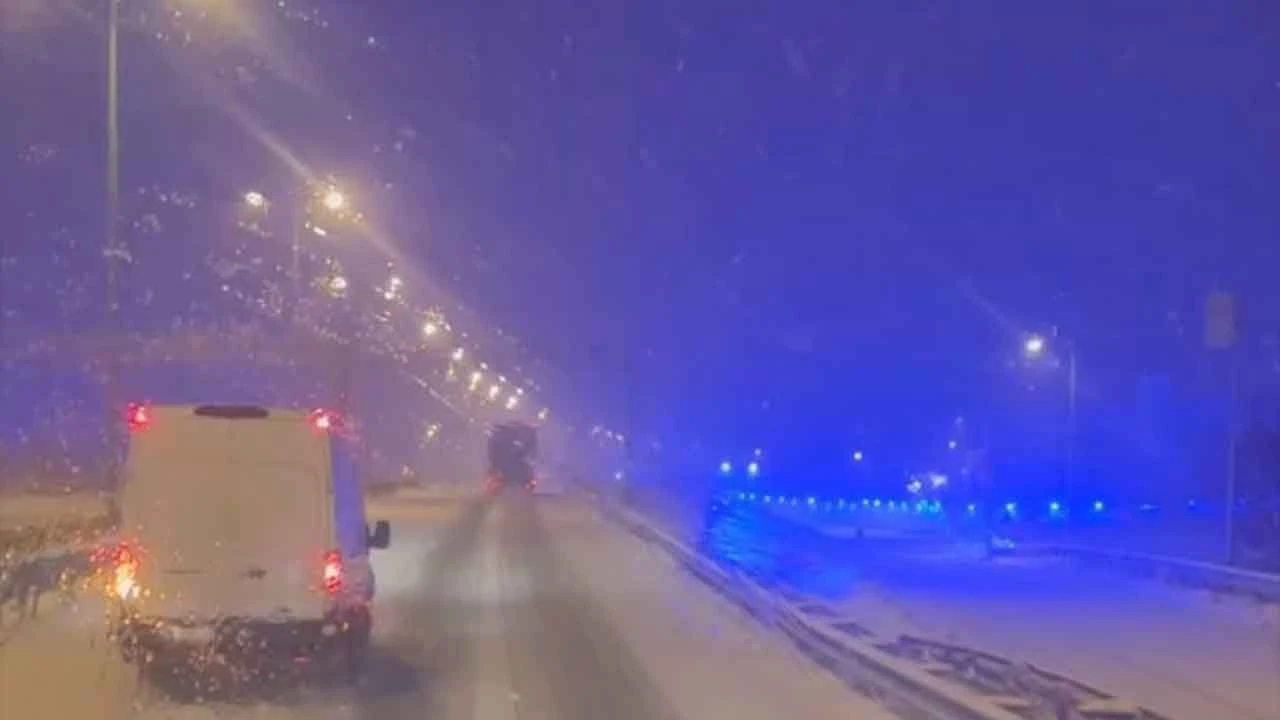 Karayolunda yoğun kar yağışı! Sürücüler ilerlemekte zorlandı - 1. Resim