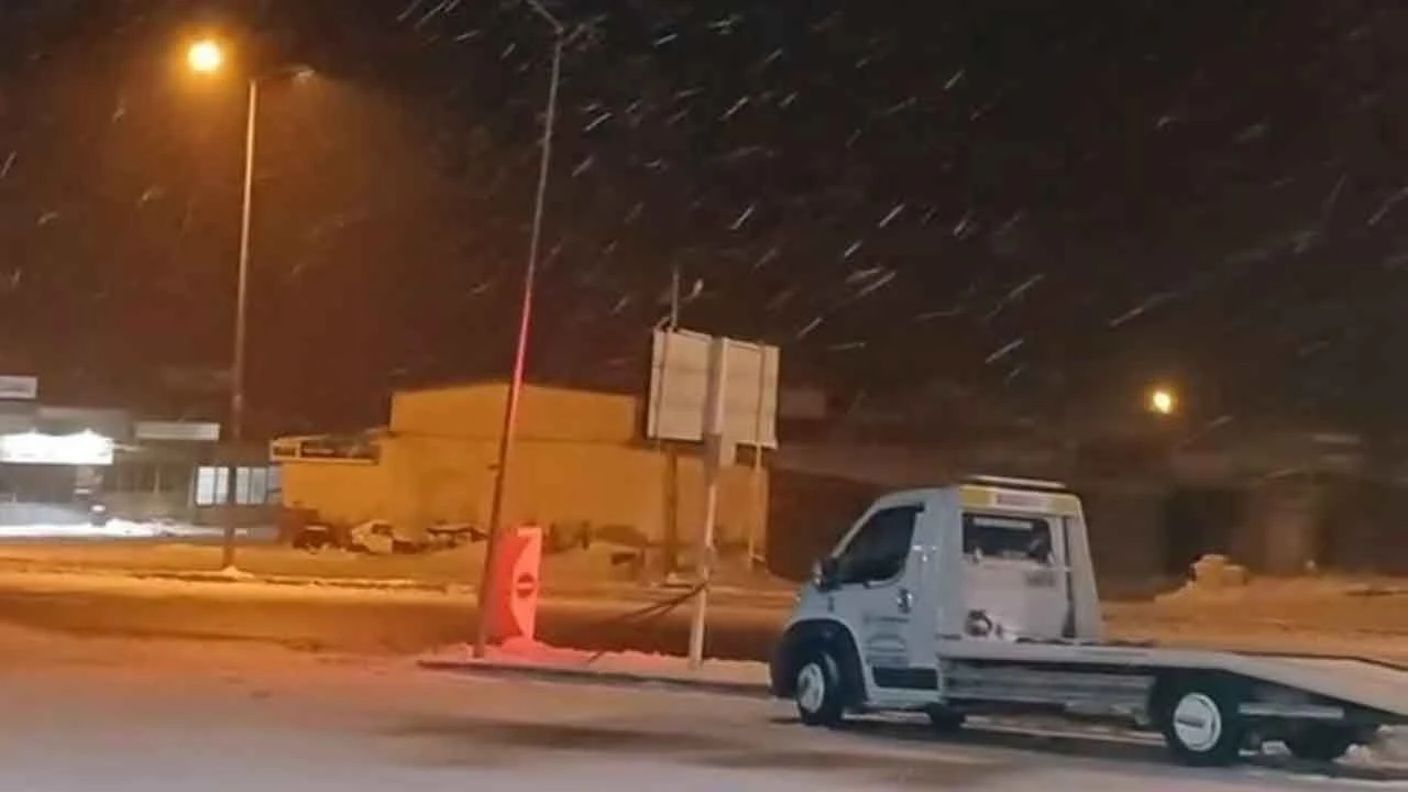 Karayolunda yoğun kar yağışı! Sürücüler ilerlemekte zorlandı - 2. Resim