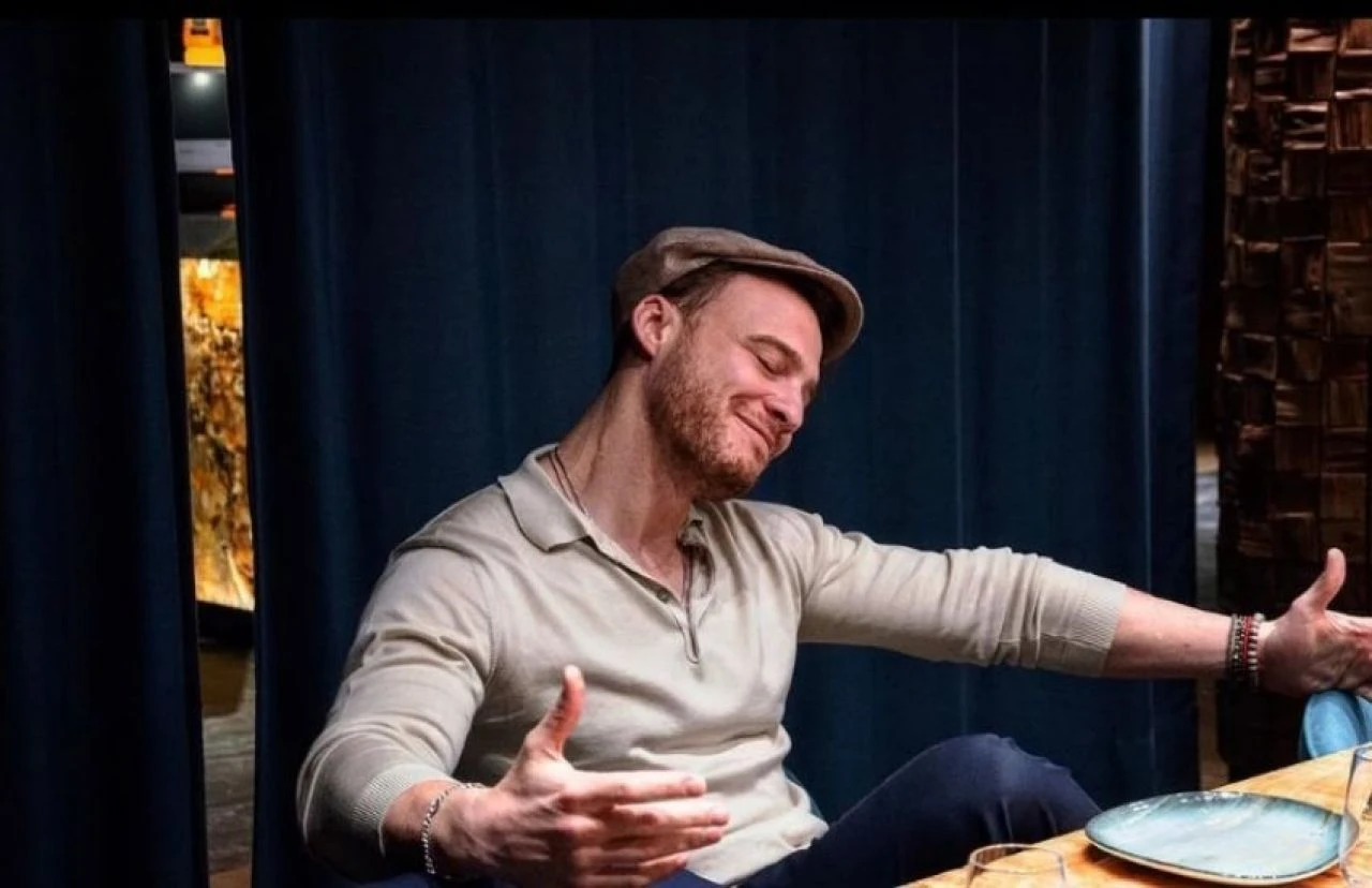 Kerem Bürsin yine Türkçe ve İngilizce'yi harmanladı! Yayınladığı videoya eleştiri yağdı