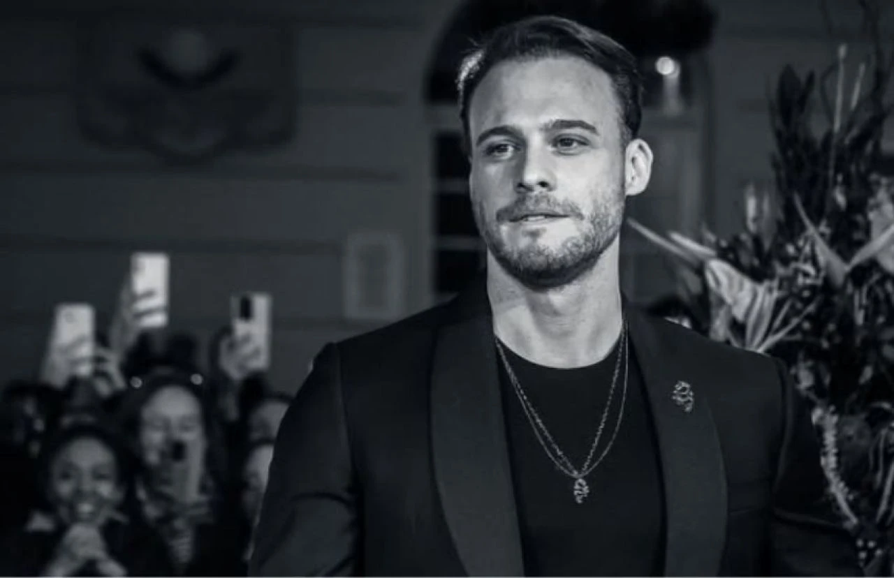 Kerem Bürsin yine Türkçe ve İngilizce'yi harmanladı! Yayınladığı videoya eleştiri yağdı