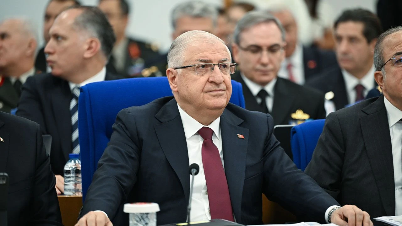 Meclis'te teğmenler gerginliği! Milli Savunma Bakanı Yaşar Güler salonu terk etti - 3. Resim