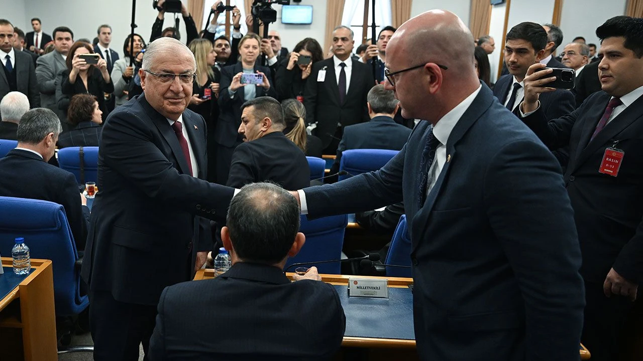 Meclis'te teğmenler gerginliği! Milli Savunma Bakanı Yaşar Güler salonu terk etti - 4. Resim