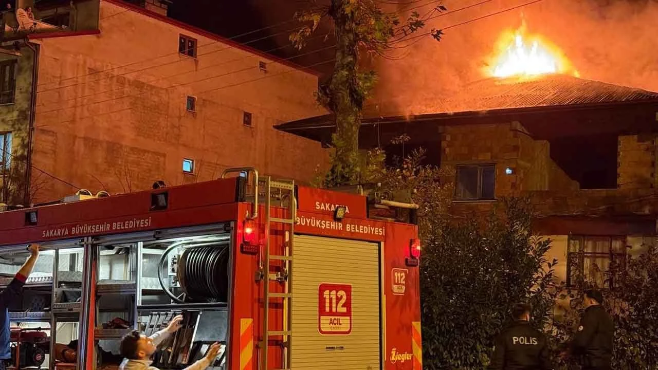 Sakarya'da korkutan yangın! 3 katlı evin çatısı alev topuna döndü - 2. Resim