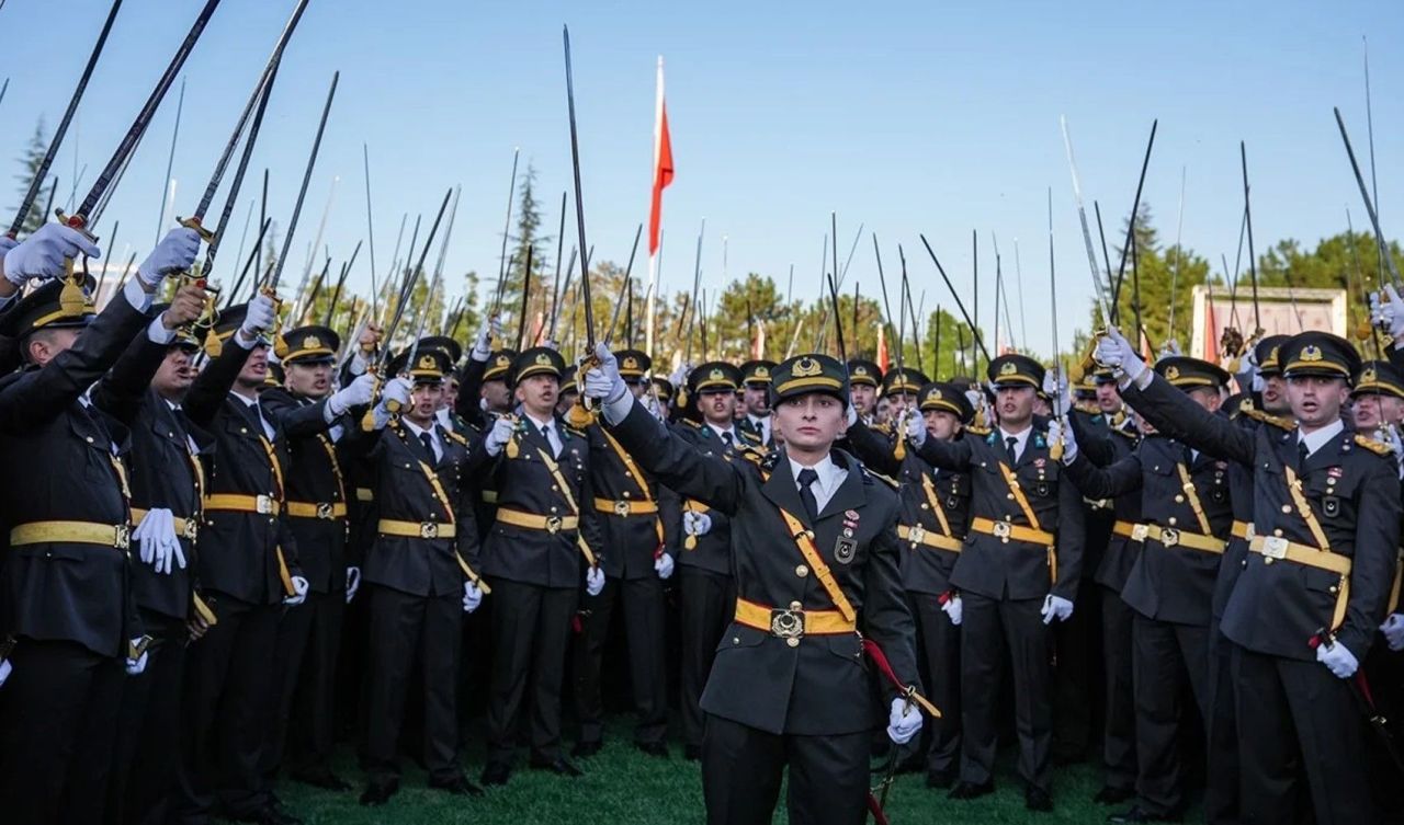 Son dakika | Bakan Yaşar Güler'den 'teğmenlerin kılıçlı yemini' hakkında açıklama: Disiplinden taviz verilmeyecek! - 2. Resim