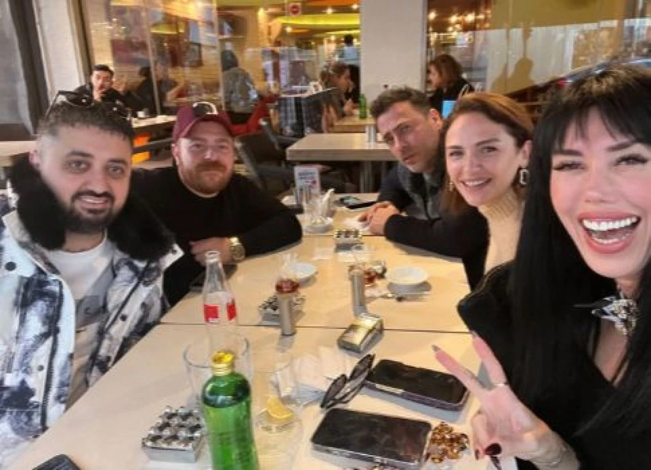 Arka Sıradakiler oyuncuları yıllar sonra buluştu! Sinem Uslu'dan mest eden paylaşım - 1. Resim