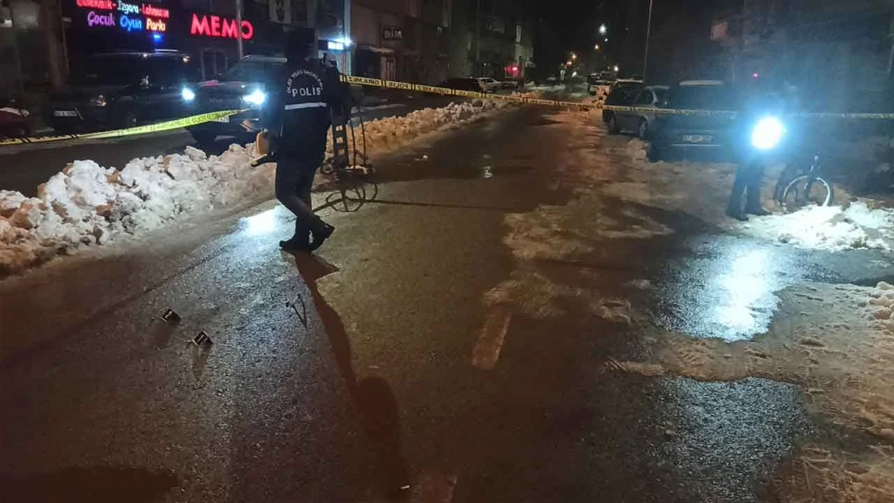 Cadde ortasında silahlı saldırı: Ateş edip yaraladı, olay anı kameraya yansıdı