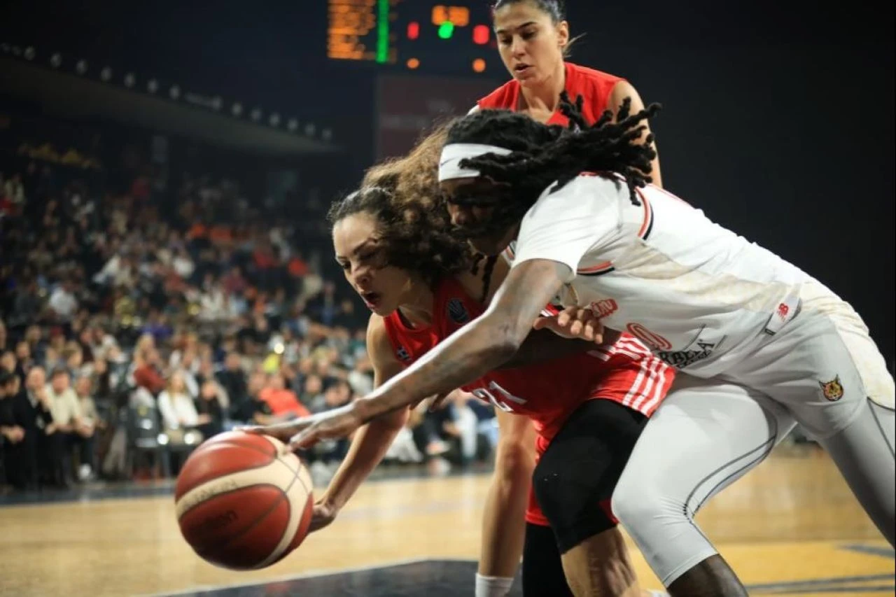 FIBA Kadınlar Euroleague'de ÇBK Mersin Olympiakos'u 29 farkla geçti! - 1. Resim