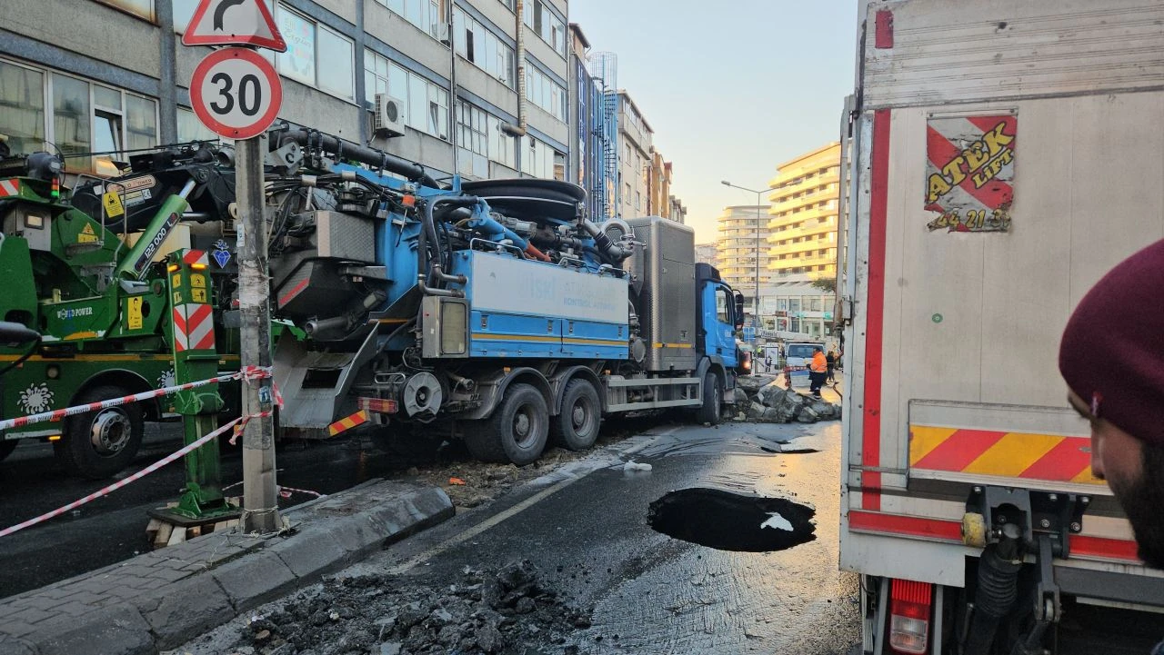 Güngören'de yol çöktü! 2 kamyon çukura düştü, cadde araç trafiğine kapatıldı - 2. Resim