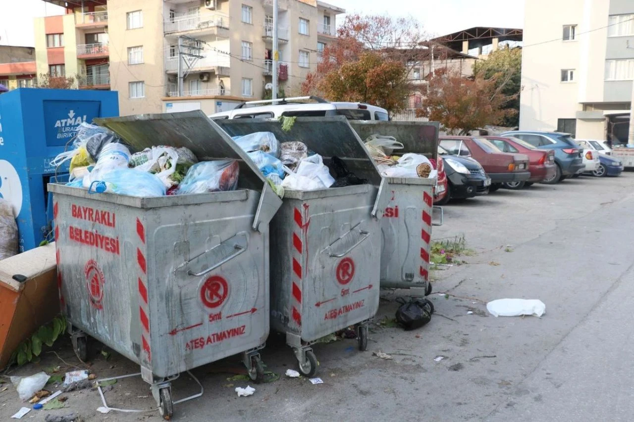 İzmir çöp dağlarıyla kokuyor! Vatandaş isyan etti - 1. Resim